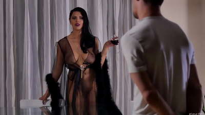 ਸਲਟ ਕਿਰਾ ਰਾਣੀ ਨੇ ਆਪਣੇ ਗੁਆਂਢੀ ਨੂੰ ਚਾਹ ਲਈ ਬੁਲਾਇਆ ਅਤੇ ਰਾਤ ਦੇ ਖਾਣੇ ਦੀ ਮੇਜ਼ 'ਤੇ ਉਸਨੂੰ ਚੁਦਾਈ ਦਿੱਤੀ